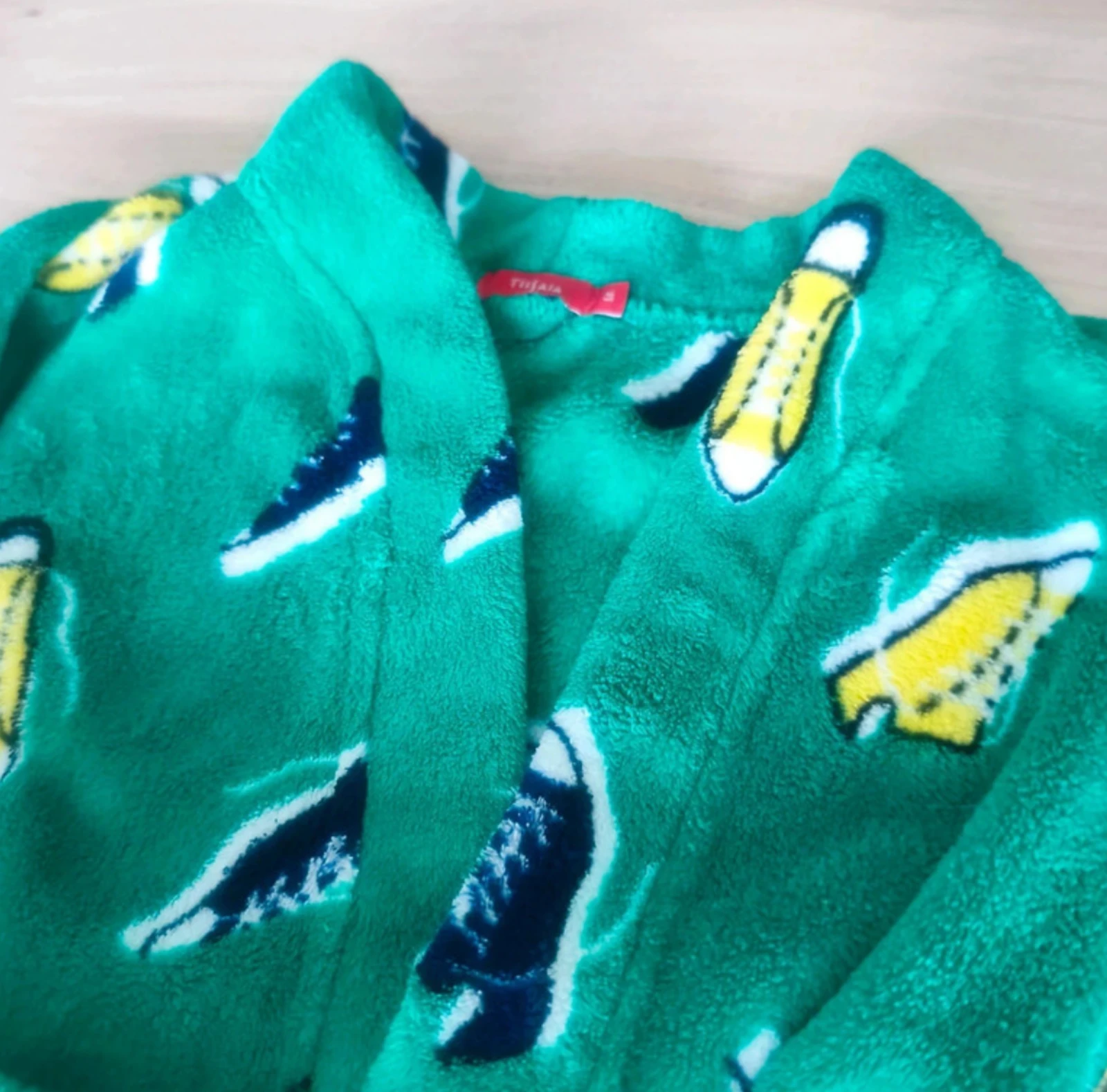 Magnifique peignoir vert garçon 5 ans avec des motifs de basket
 – photo 2
